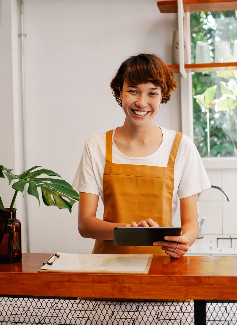 Betriebsleiterin mit Tablet an der Theke